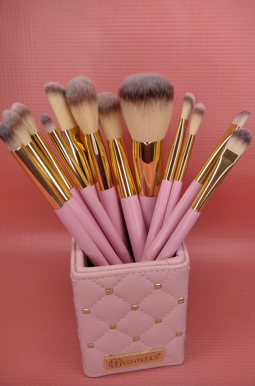 Pink Studded Elegance-Set de Brochas Rosa con Estuche – 12 Piezas |