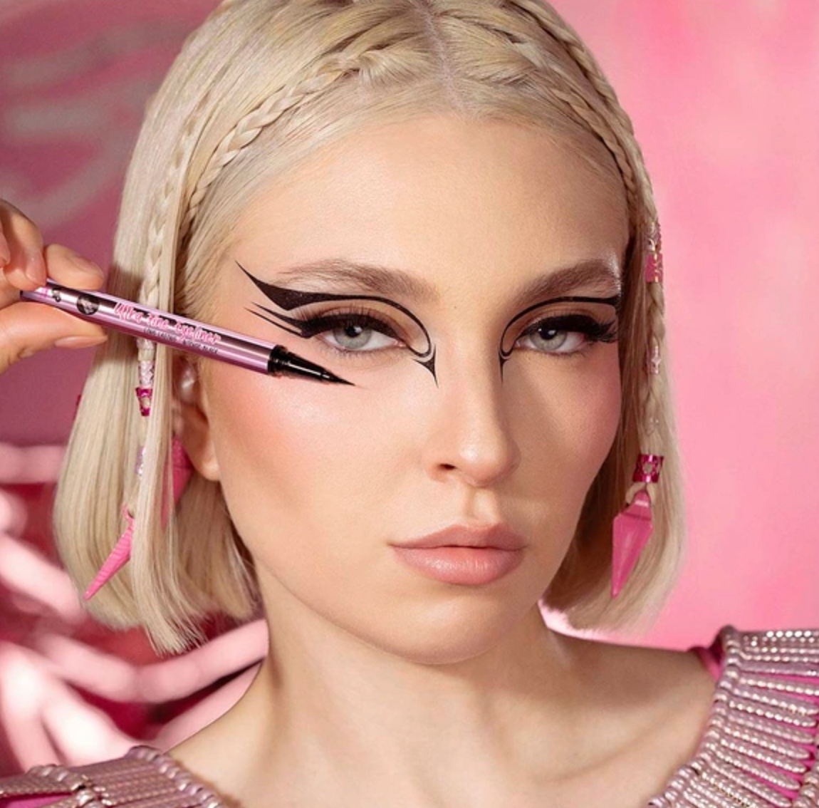 Plumón delineador de larga duración- Ultra Fine Eyeliner- Pink Up