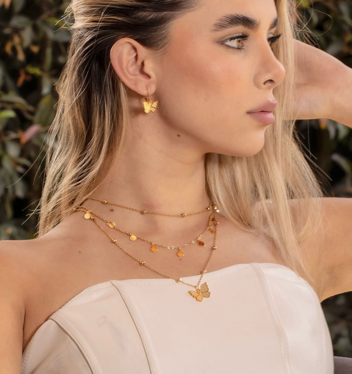 Collar Triple con Dije de Mariposa con Aretes de Mariposa