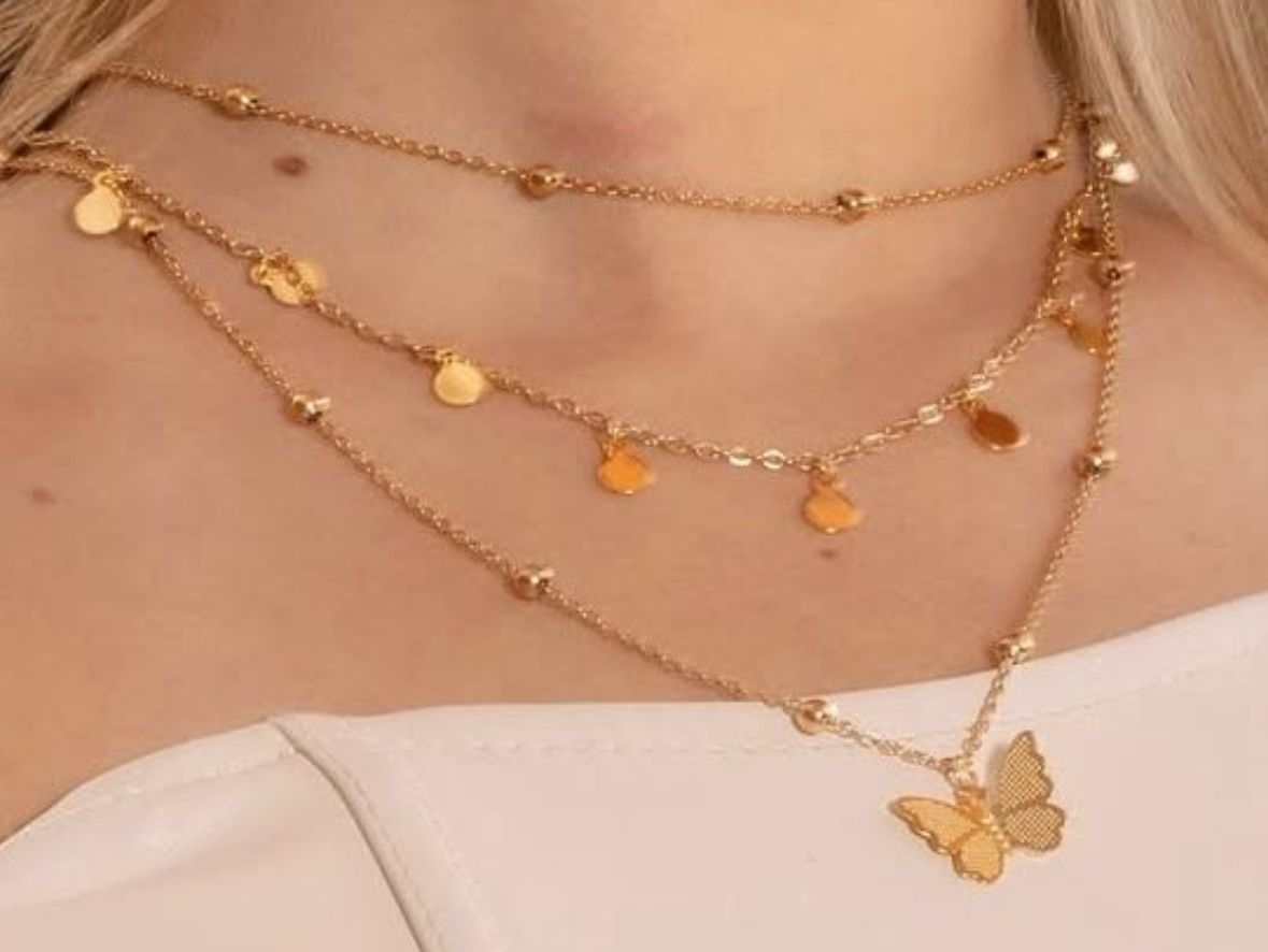Collar Triple con Dije de Mariposa con Aretes de Mariposa
