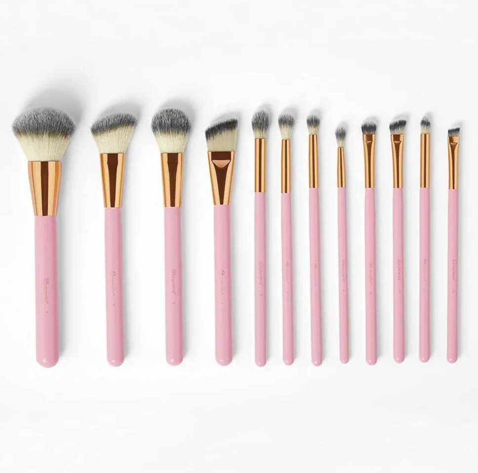 Pink Studded Elegance-Set de Brochas Rosa con Estuche – 12 Piezas |